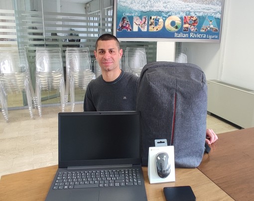 Andora, consegnati i pc agli studenti universitari partecipanti al bando comunale