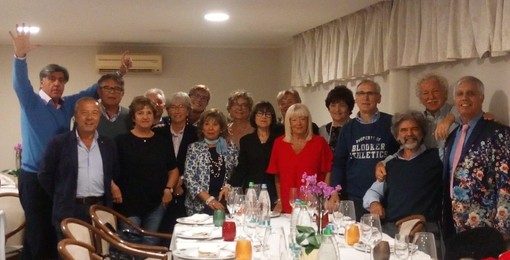 Loano, ragionieri diplomati nel ’73 si ritrovano ogni anno a cena e lanciano una sfida: “La prossima sarà la 50esima. Qualcuno ne ha fatte più di noi?” Loano, ragionieri diplomati nel ’73 si ritrovano ogni anno a cena e lanciano una sfida: “La prossima sarà la 50esima. Qualcuno ne ha fatte più di noi?”