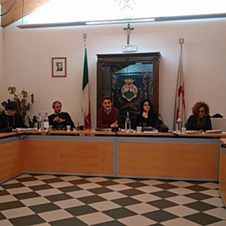 Pietra Ligure, bambino resta intrappolato in ascensore: sospeso per cinque minuti il consiglio comunale