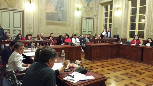 Bocciata la mozione della minoranza, la maggioranza di Finale propone un nuovo piano parcheggi: ecco tutte le novità
