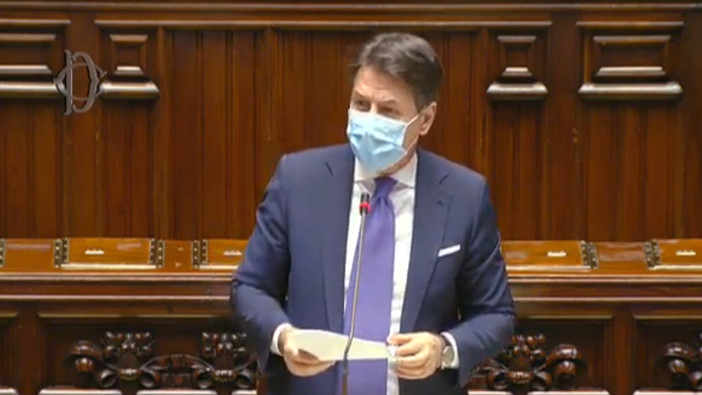 Covid, Conte alla Camera: "No a lockdown generalizzato, ma nel weekend chiusi i centri commerciali, Dad totale alle Superiori e limitazioni degli spostamenti la sera" Covid, Conte alla Camera: "No a lockdown generalizzato, ma nel weekend chiusi i centri commerciali, Dad totale alle Superiori e limitazioni degli spostamenti la sera"