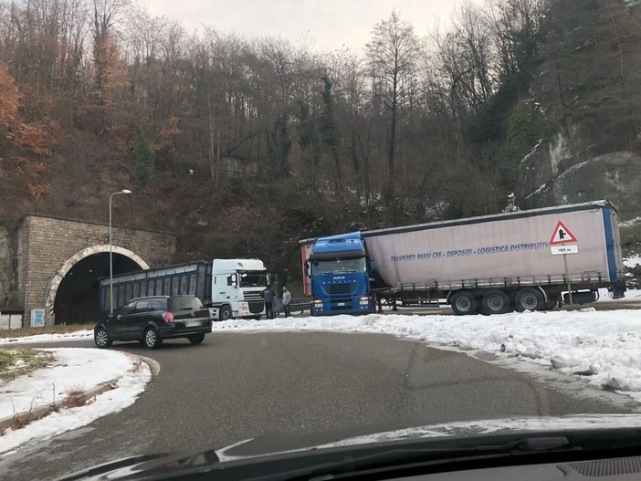 Cairo, camion di traverso a Rocchetta: disagi alla viabilità Cairo, camion di traverso a Rocchetta: disagi alla viabilità