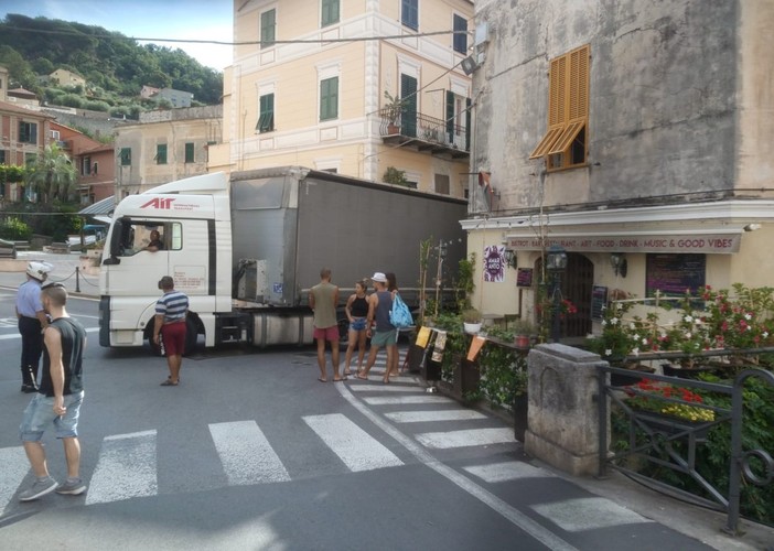 Finale, tir sbaglia manovra e resta bloccato: disagi al traffico (FOTO)