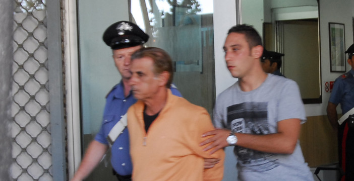 Le foto dell'operazione e quelle degli arrestati anche nella gallery