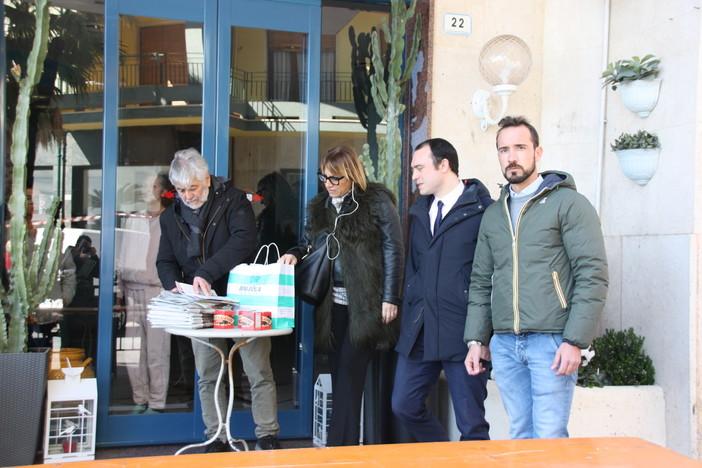 Coronavirus, ad Alassio si prova a stemperare il nervosismo: dolci e giornali per le persone in isolamento (FOTO e VIDEO)