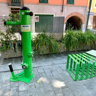 Ad Altare una colonnina per i ciclisti: si potrà riparare e ricaricare la bicicletta (FOTO)