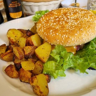 Buon appetito! Oggi, 18 settembre, è il Cheeseburger Day