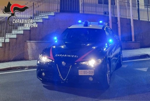 Savona, in preda alla gelosia minaccia la convivente e altre persone con un coltello: 43enne arrestato dai Carabinieri Savona, in preda alla gelosia minaccia la convivente e altre persone con un coltello: 43enne arrestato dai Carabinieri