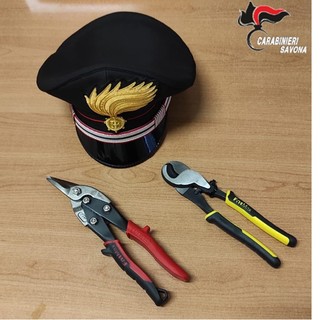 Finale, tentano di rubare tre bici elettriche: fermati e denunciati dai carabinieri