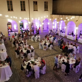 Ad Albenga torna “Calici di Stelle”: cena e degustazione di vini nel chiostro di San Bernardino Ad Albenga torna “Calici di Stelle”: cena e degustazione di vini nel chiostro di San Bernardino