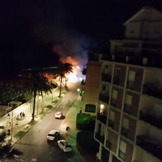 Albenga, chiosco in fiamme sul lungomare: vigili del fuoco mobilitati (FOTO)