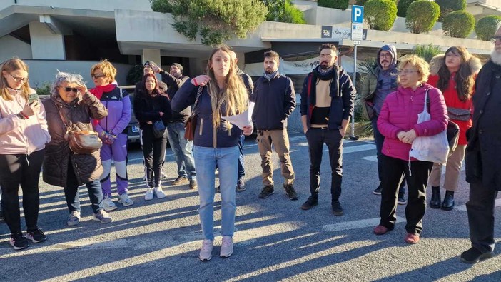 Bergeggi cammina contro il femminicidio: letti i nomi delle vittime e lanciato l’appello &quot;Non sei sola&quot;