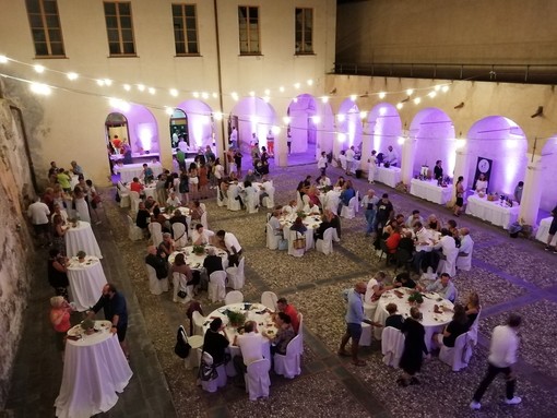 Ad Albenga torna “Calici di Stelle”: cena e degustazione di vini nel chiostro di San Bernardino