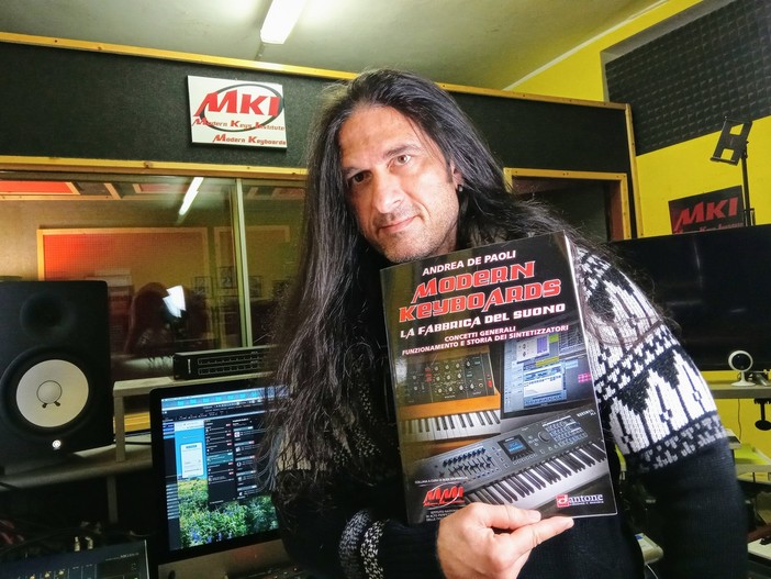 In apertura: Andrea De Paoli mostra con orgoglio la sua creazione; in gallery: la copertina di "Modern keyboards"