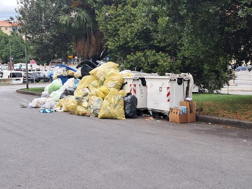 Raccolta rifiuti a Savona, dalla stazione cassonetti strabordanti e un cumulo di rifiuti