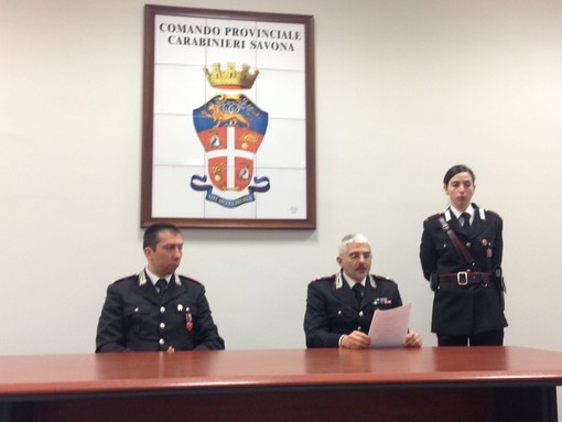 Cerca prima un approccio sessuale con tre ragazze poi tira fuori il coltello: paura per sei ventenni alla stazione di Savona (VIDEO)