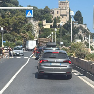 Scontro tra auto a Capo Noli, una persona ferita in codice giallo. Traffico bloccato lungo la via Aurelia Scontro tra auto a Capo Noli, una persona ferita in codice giallo. Traffico bloccato lungo la via Aurelia