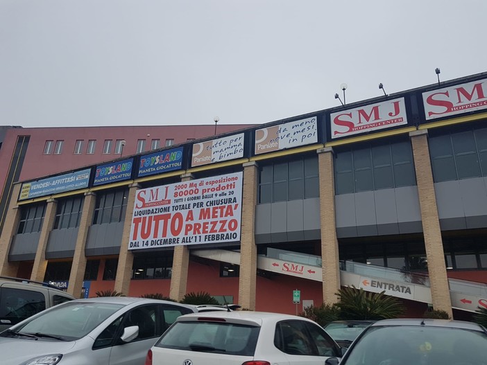 Albenga, chiude il negozio dei cinesi sopra l'ex Trony