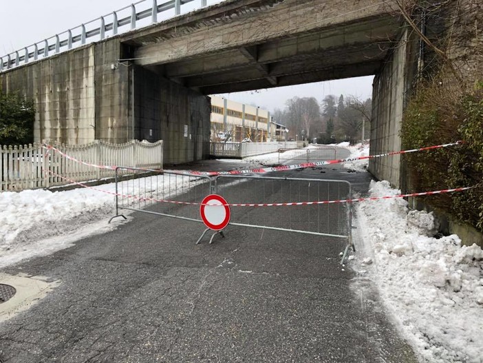 Cairo, cadono calcinacci dal cavalcavia: chiusa via della Resistenza (FOTO) Cairo, cadono calcinacci dal cavalcavia: chiusa via della Resistenza (FOTO)