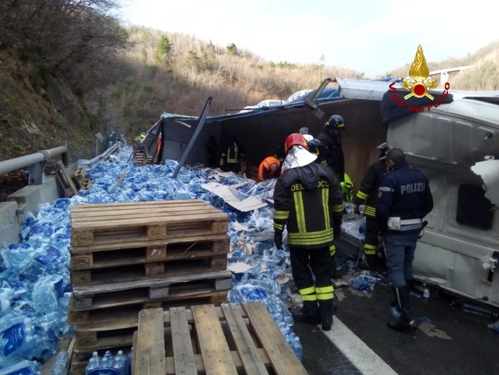Camion ribaltato sulla Torino-Savona: circolazione riattivata Camion ribaltato sulla Torino-Savona: circolazione riattivata