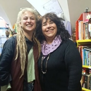 Camilla Ardenzi ad Albenga: dopo il Festival di Sanremo, la nipote della Vanoni a spasso per il centro storico