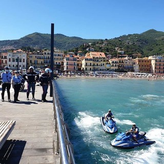 Alcuni controlli della Polizia sul molo alassino