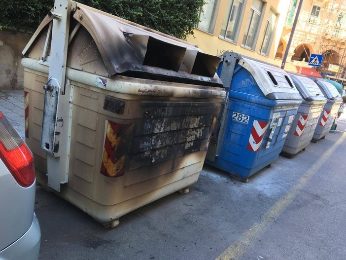 Savona, in manette il piromane dei cassonetti: 'fatale' l'ultimo blitz in zona Brandale