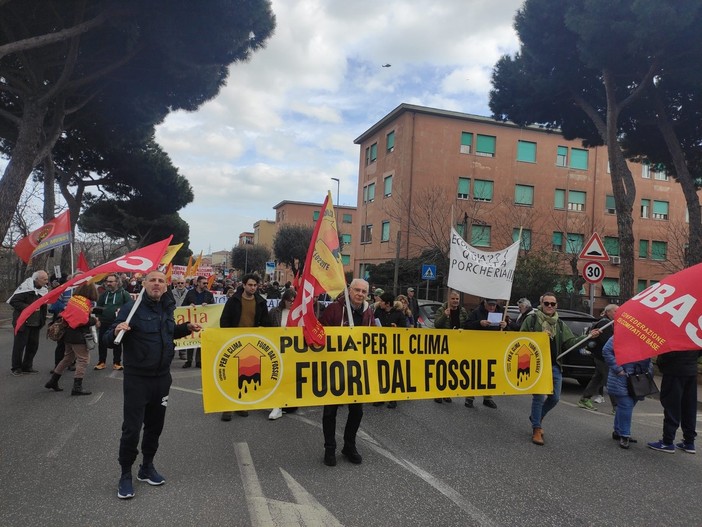 Rigassificatore, la campagna "Per il Clima Fuori dal Fossile": "Solidarietà all’Istituto comprensivo di Quiliano"