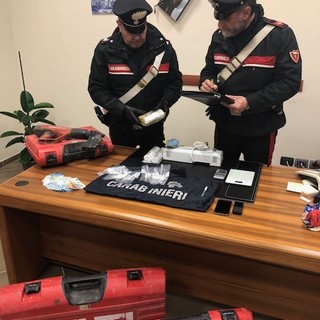 Albisola, nasconde droga nel vano motore dell'auto: arrestato un 50enne albanese