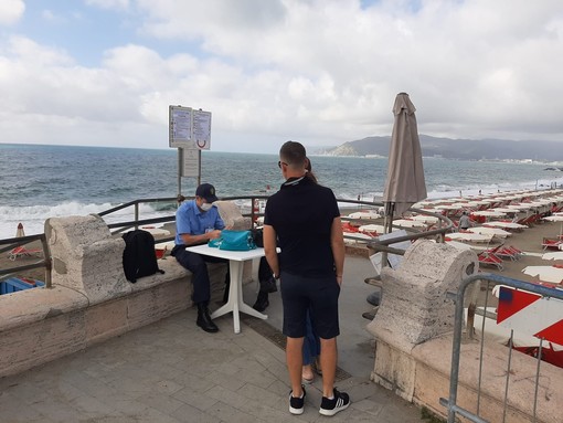 Riapertura spiagge libere, viaggio da Savona a Varazze: gli steward al lavoro (Foto e Video)