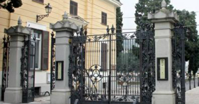 Savona, pareti deformate e pannelli che si staccano alla chiesa del cimitero di Zinola, il Comune affida i lavori Savona, pareti deformate e pannelli che si staccano alla chiesa del cimitero di Zinola, il Comune affida i lavori