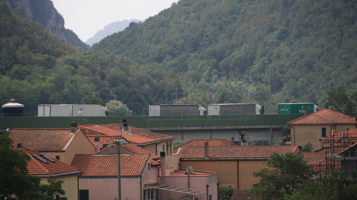 Il centro di Feglino attraversato dall'A10: qui dovrebbe "spuntare" il nuovo tracciato ipotizzato