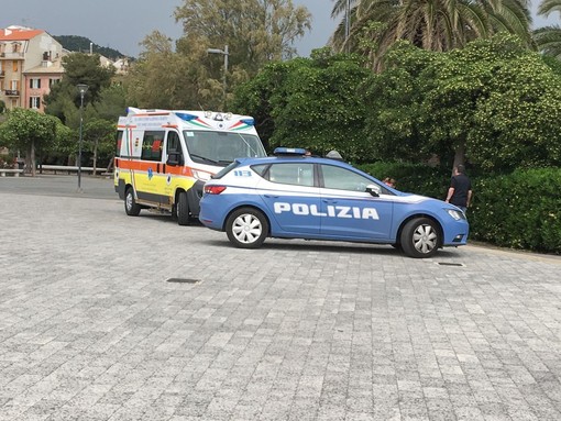Savona, minaccia e sputa ai poliziotti intervenuti per soccorrerlo: arrestato un 27enne