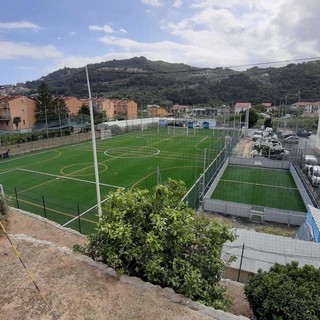Pietra Ligure, conclusi i lavori di rigenerazione dei "campetti" di Via Nazario Sauro: al via la posa del nuovo manto in sintetico al "Devincenzi"