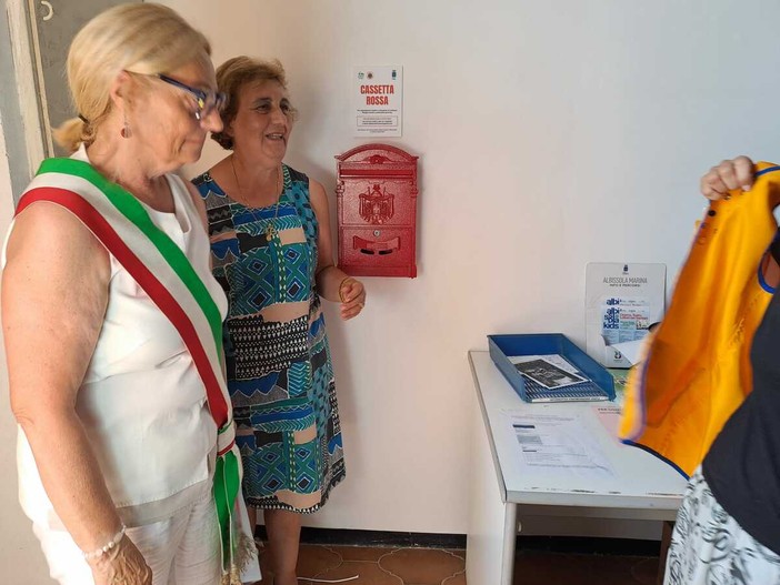 Albissola Marina, inaugurata la "cassetta rossa" contro abusi e violenze sulle donne Albissola Marina, inaugurata la "cassetta rossa" contro abusi e violenze sulle donne