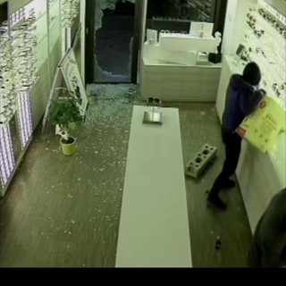 Ladri in azione nel budello di Alassio, svaligiata l’Ottica Foppa Ladri in azione nel budello di Alassio, svaligiata l’Ottica Foppa