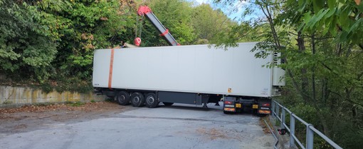Tir incastrato in un tornante: vigili del fuoco mobilitati a Vezzi Portio (FOTO)
