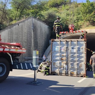 Camion perde un container tra Vado e Bergeggi: paura sulla strada di scorrimento veloce (FOTO)