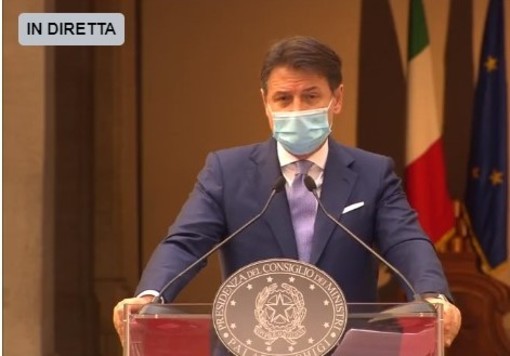 Conte: "Nuovi sacrifici per evitare un secondo lockdown che il Paese non potrebbe permettersi"