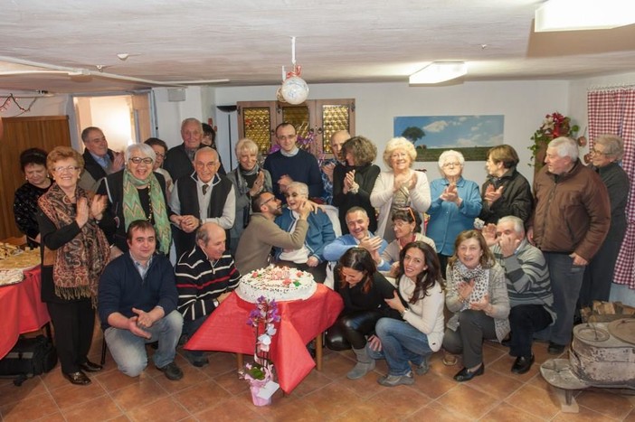 Al centro la Signora Cesarina, alle sue spalle il Sindaco Simone Doglio e il Parroco Don Paolo Parassole