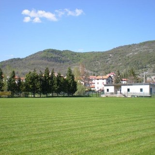 Arrivano le nuove panchine al campo sportivo di Bardineto