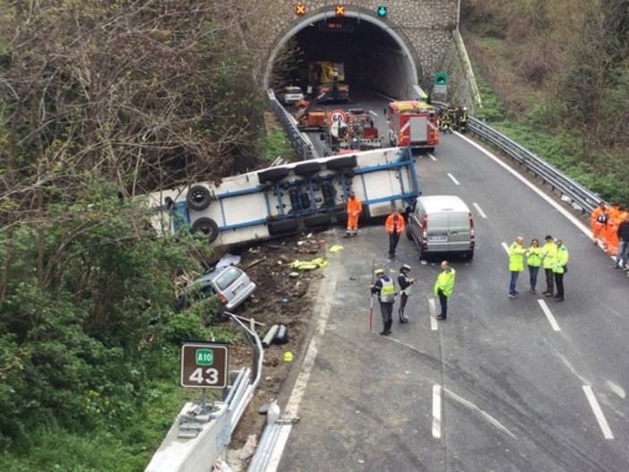 Operai travolti da un Tir, dopo l'incidente sull'A10 più sicurezza per gli operai