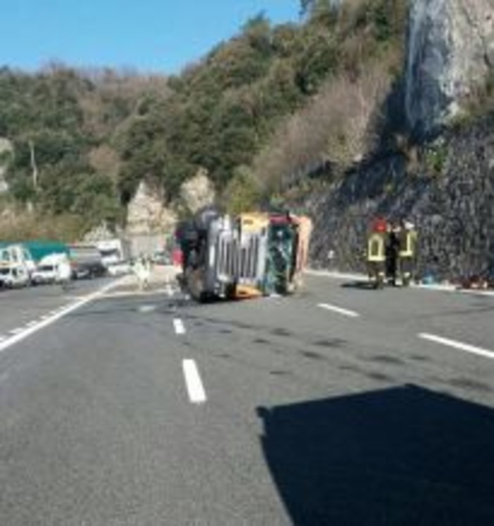 Chiusa l'autostrada tra Varazze e Arenzano: 15 km di coda al casello di Varazze Chiusa l'autostrada tra Varazze e Arenzano: 15 km di coda al casello di Varazze