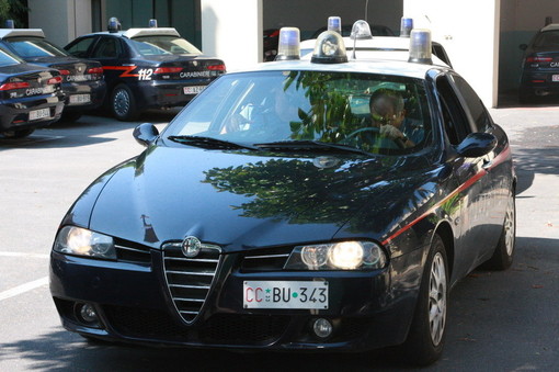 Ruba otto cellulari in spiaggia a Finale: arrestato