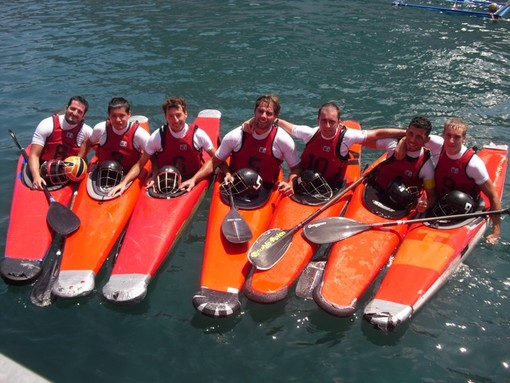 A Savona il 24 e il 25 luglio nello specchio acqueo sotto alla torretta riparte il campionato di serie B di Canoa Polo A Savona il 24 e il 25 luglio nello specchio acqueo sotto alla torretta riparte il campionato di serie B di Canoa Polo
