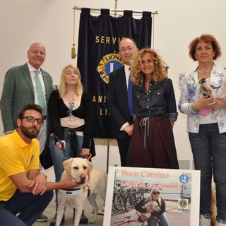 Non vedente e il suo cane guida a piedi sul ‘Cammino di Santiago’:la grande avventura di Dajana e del labrador Camilla