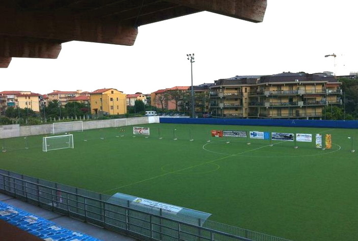 Allo stadio di Pietra Ligure con il coltello: tifoso 22enne colpito da Daspo Allo stadio di Pietra Ligure con il coltello: tifoso 22enne colpito da Daspo