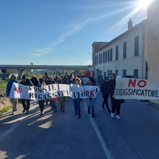 No al rigassificatore, la manifestazione da Vado a Quiliano: spuntano via Snam e via Toti e Giuliano (FOTO e VIDEO) No al rigassificatore, la manifestazione da Vado a Quiliano: spuntano via Snam e via Toti e Giuliano (FOTO e VIDEO)