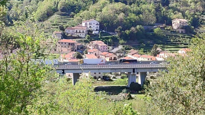 Problema tecnico per un mezzo pesante tra Finale e Feglino, A10 in tilt: code fino a sei chilometri a Ponente