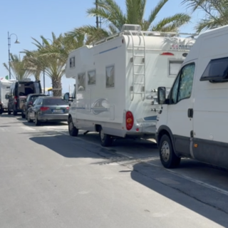 Albenga, sul lungomare, piazza Bolla e via Einaudi sosta solo per auto e moto fino all’11 gennaio Albenga, sul lungomare, piazza Bolla e via Einaudi sosta solo per auto e moto fino all’11 gennaio
